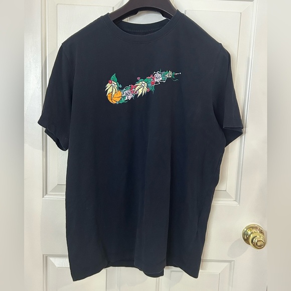 Nike Men’s XL Tropical Floral Print Center Swoosh T-Shirt - Picture 1 of 9